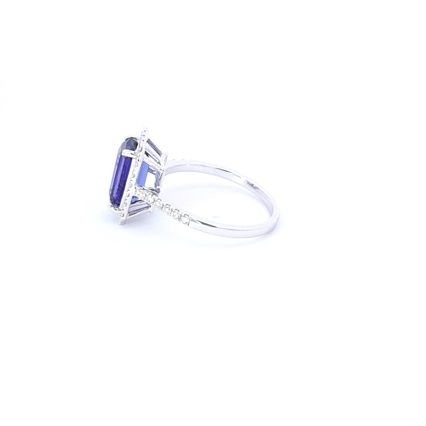 Ring with tanzanite 3.09 ct and diam