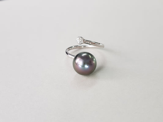 Ring with Tahitian Pearl and Diamond