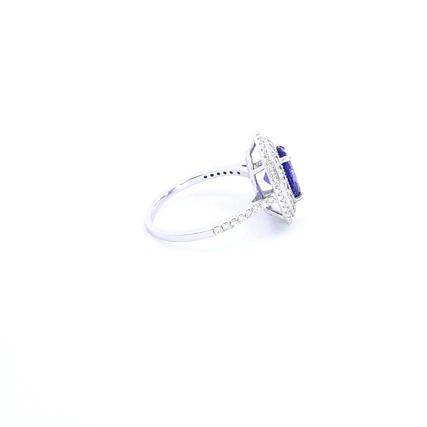 Ring with tanzanite 2.40 ct and diamonds